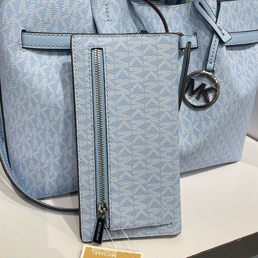 MICHAEL KORS Carson Large Signature Logo Bifold Wallet
Light Sky
NWT - Picture 7 of 16